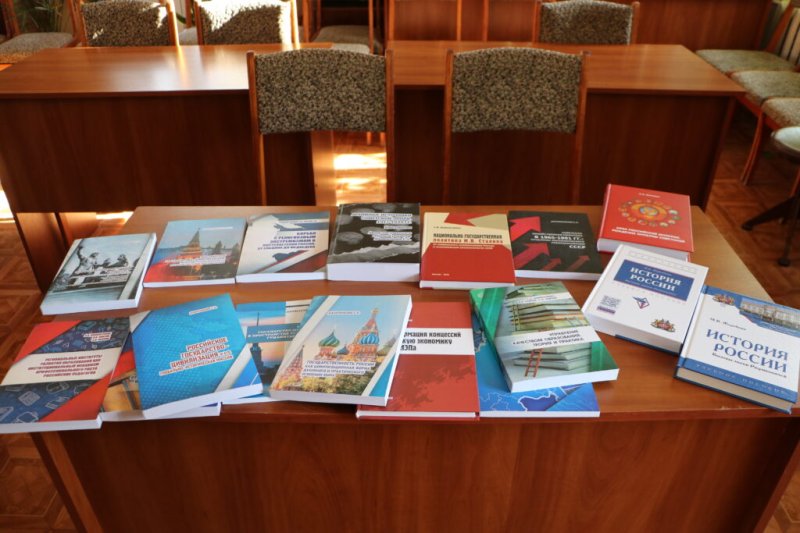 Профессор  ИОНМО СевГУ подарил свои книги библиотекам Феодосии