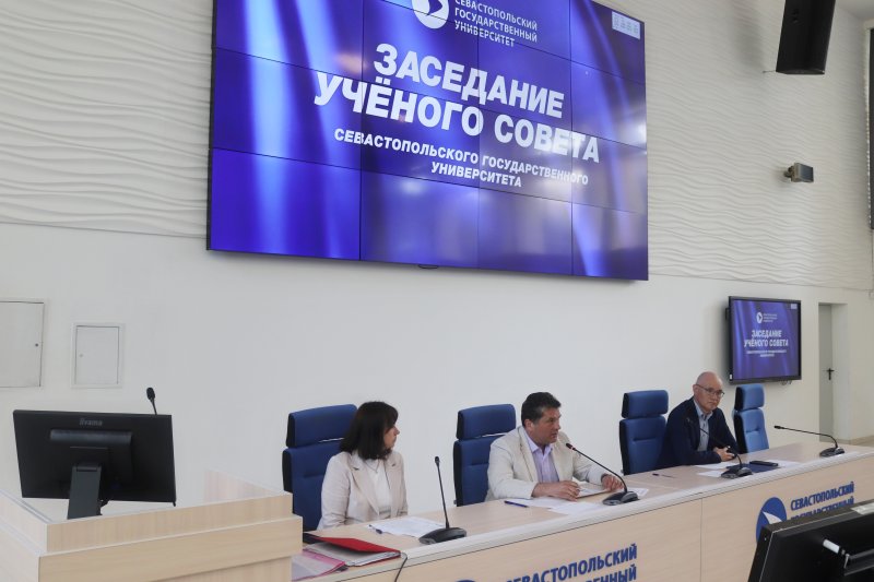 Успехи в науке и общественной жизни: в СевГУ наградили преподавателей и студентов